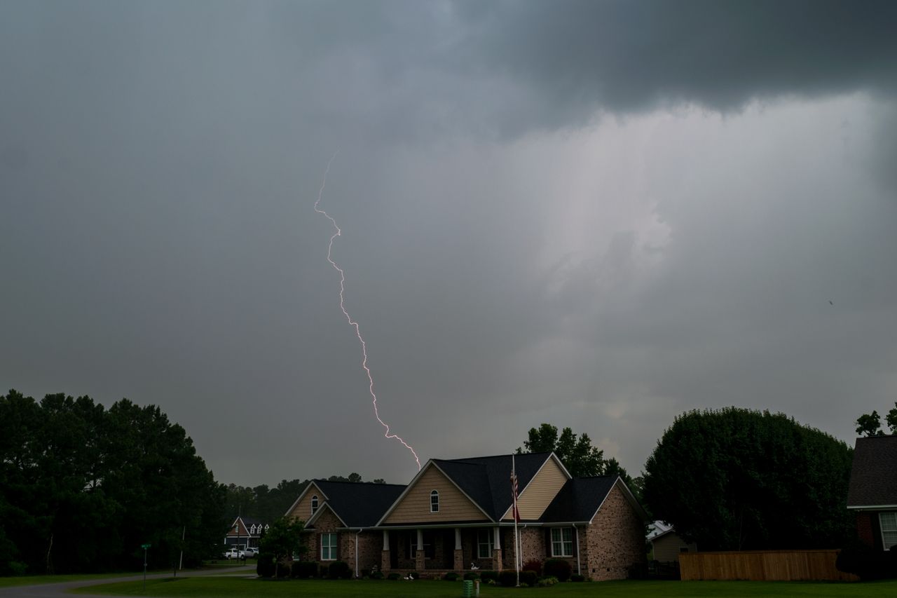 Orage avec éclair au-dessus d'une maison